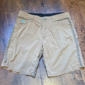 Men’s size 35 KUHL 6 pocket shorts.